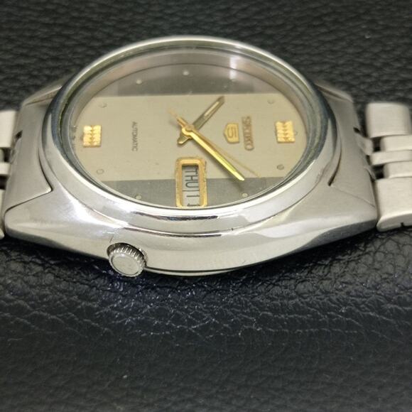 Vintage 1981 Seiko Automatic Mens Silver Watch W/daydate & Gold accents - Picture 5 of 10